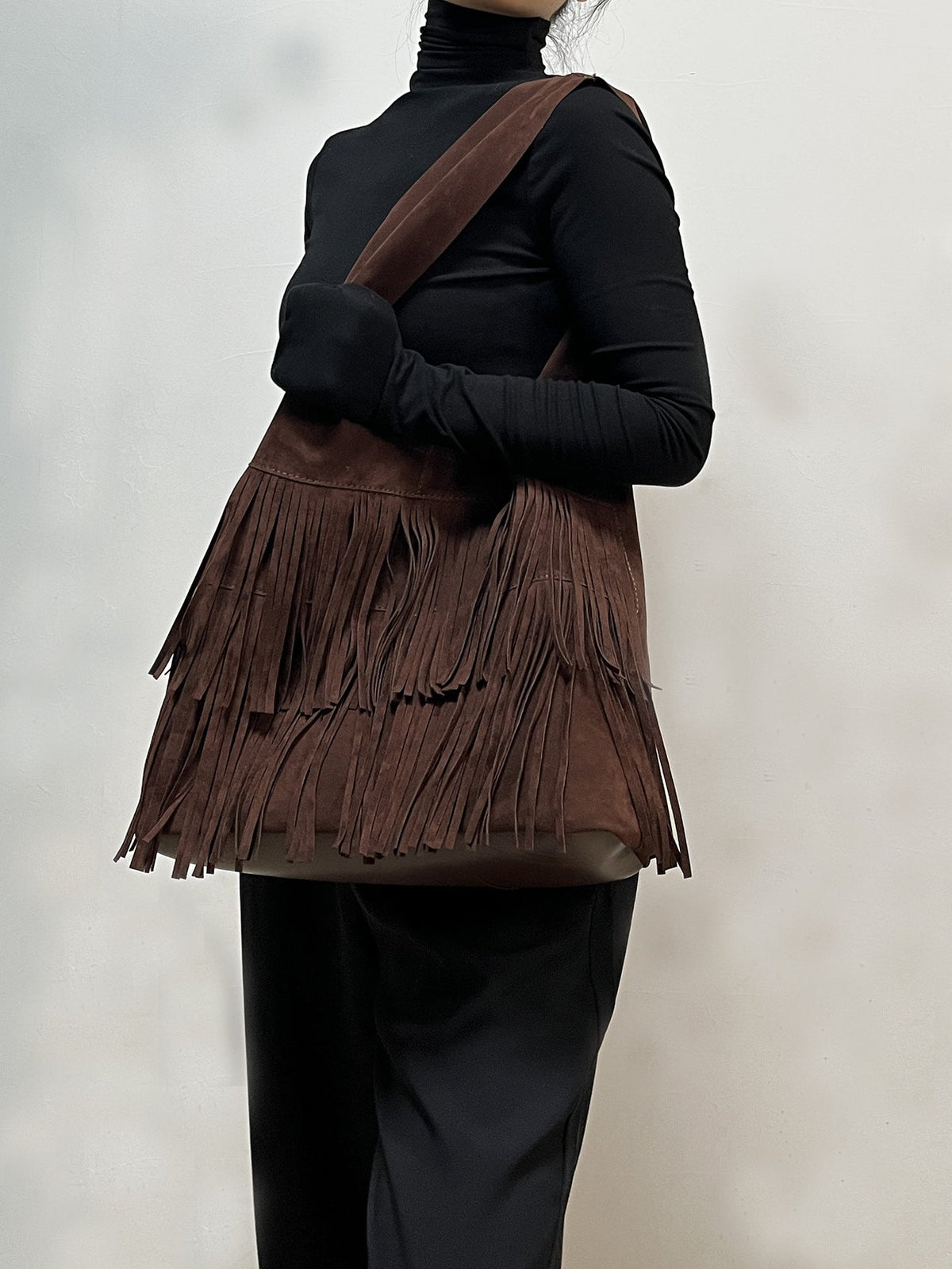 Borsa tote in camoscio retrò color caffè con nappine - Grande e versatile