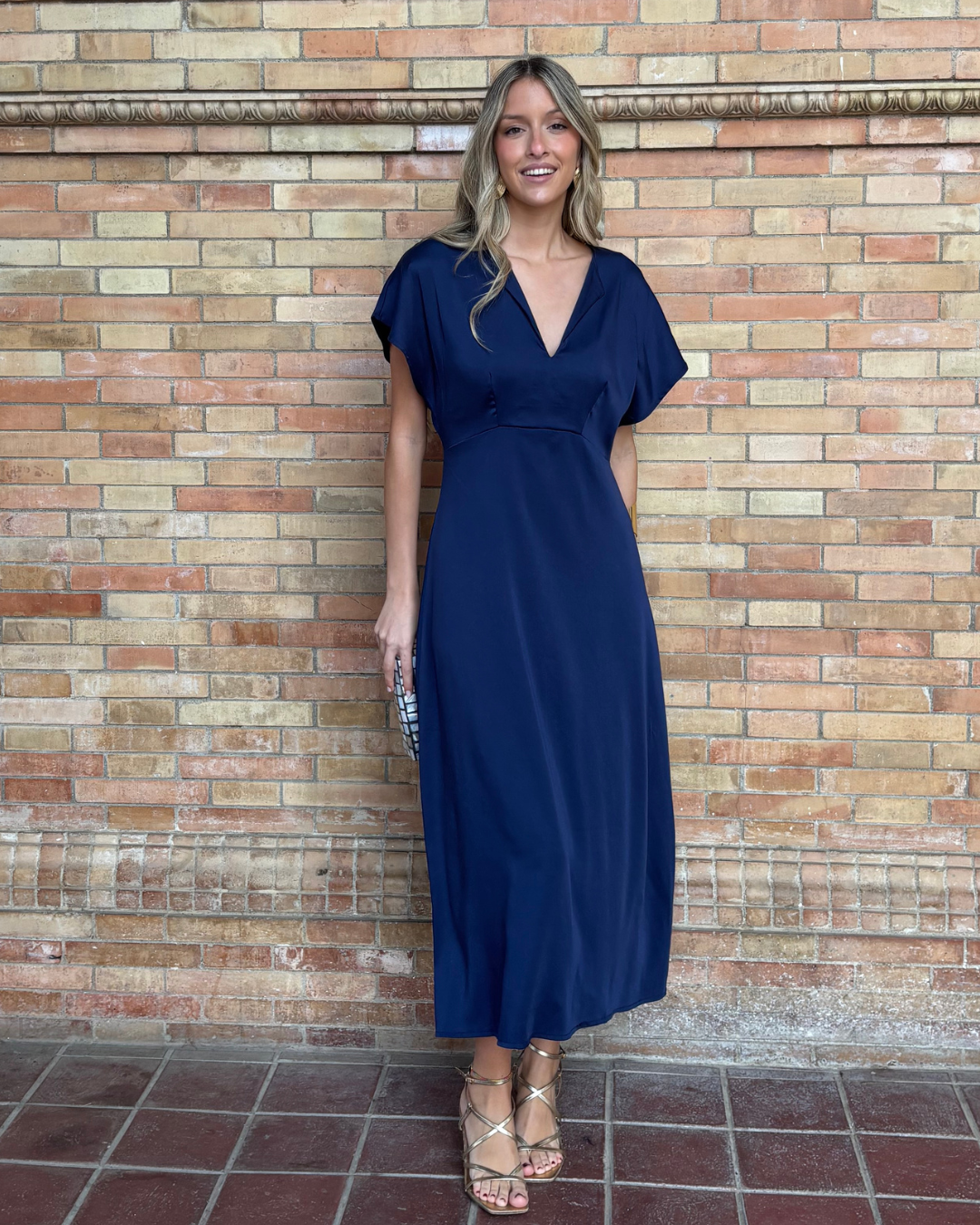 Abito midi fluido con scollo a V