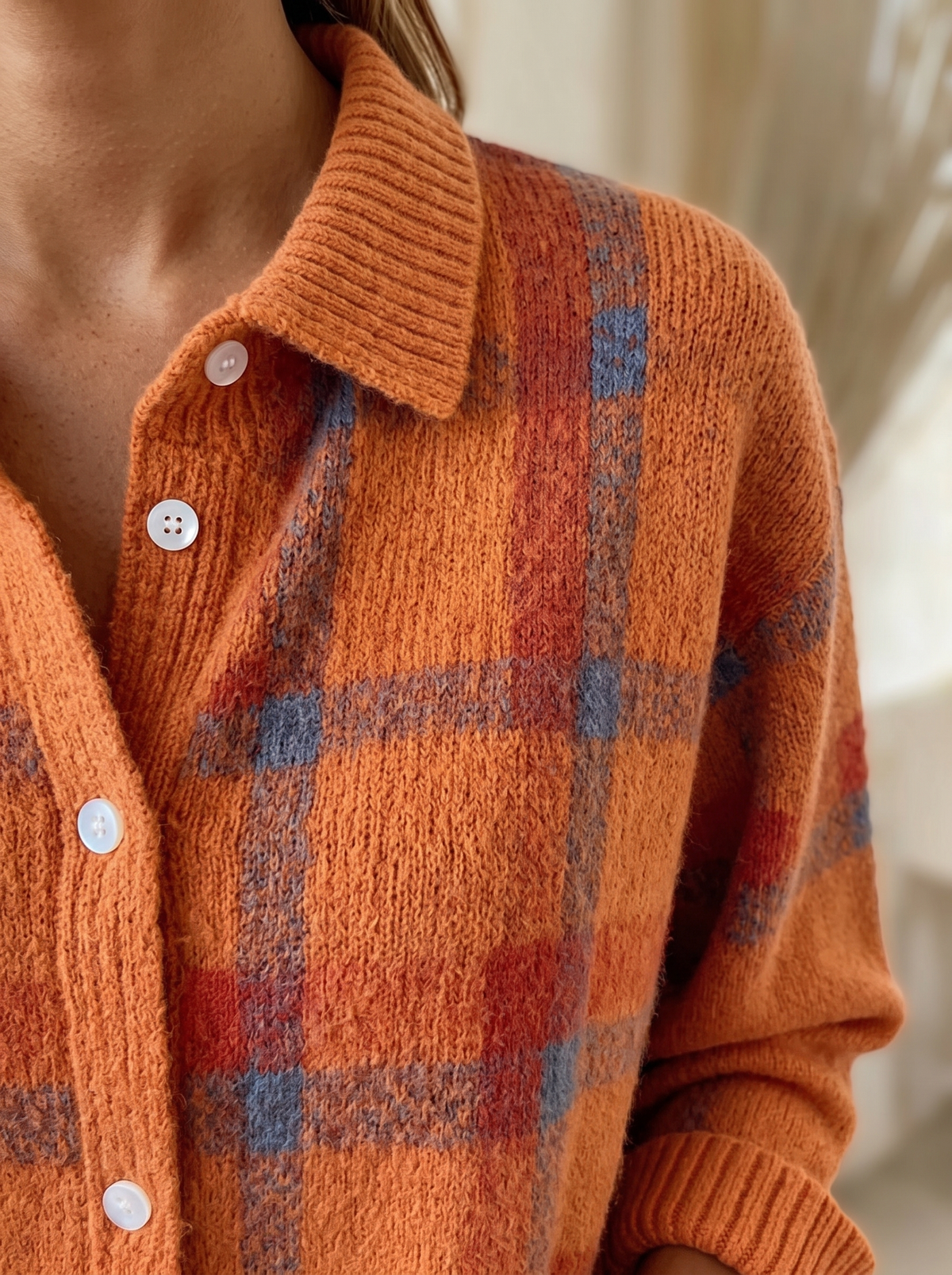 Cardigan a quadri arancione dettaglio