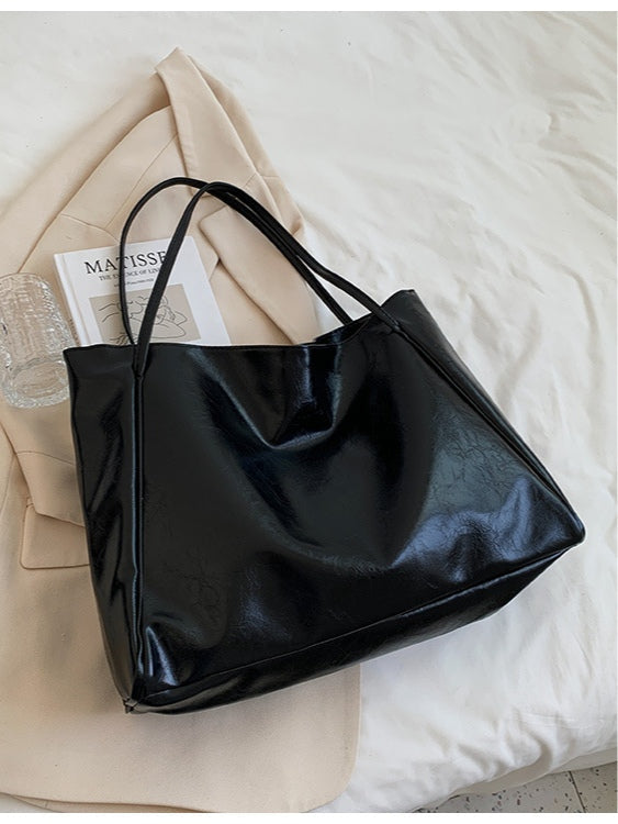 Borsa a secchiello in pelle morbida con tracolla spaziosa
