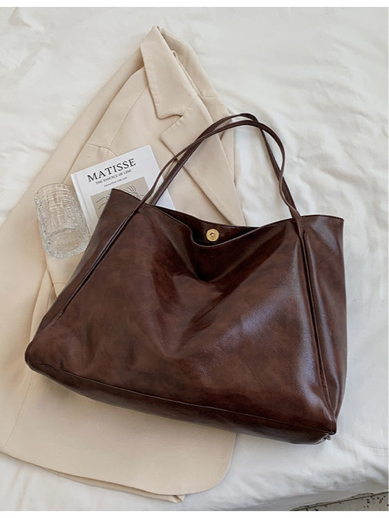 Borsa a secchiello in pelle morbida con tracolla spaziosa
