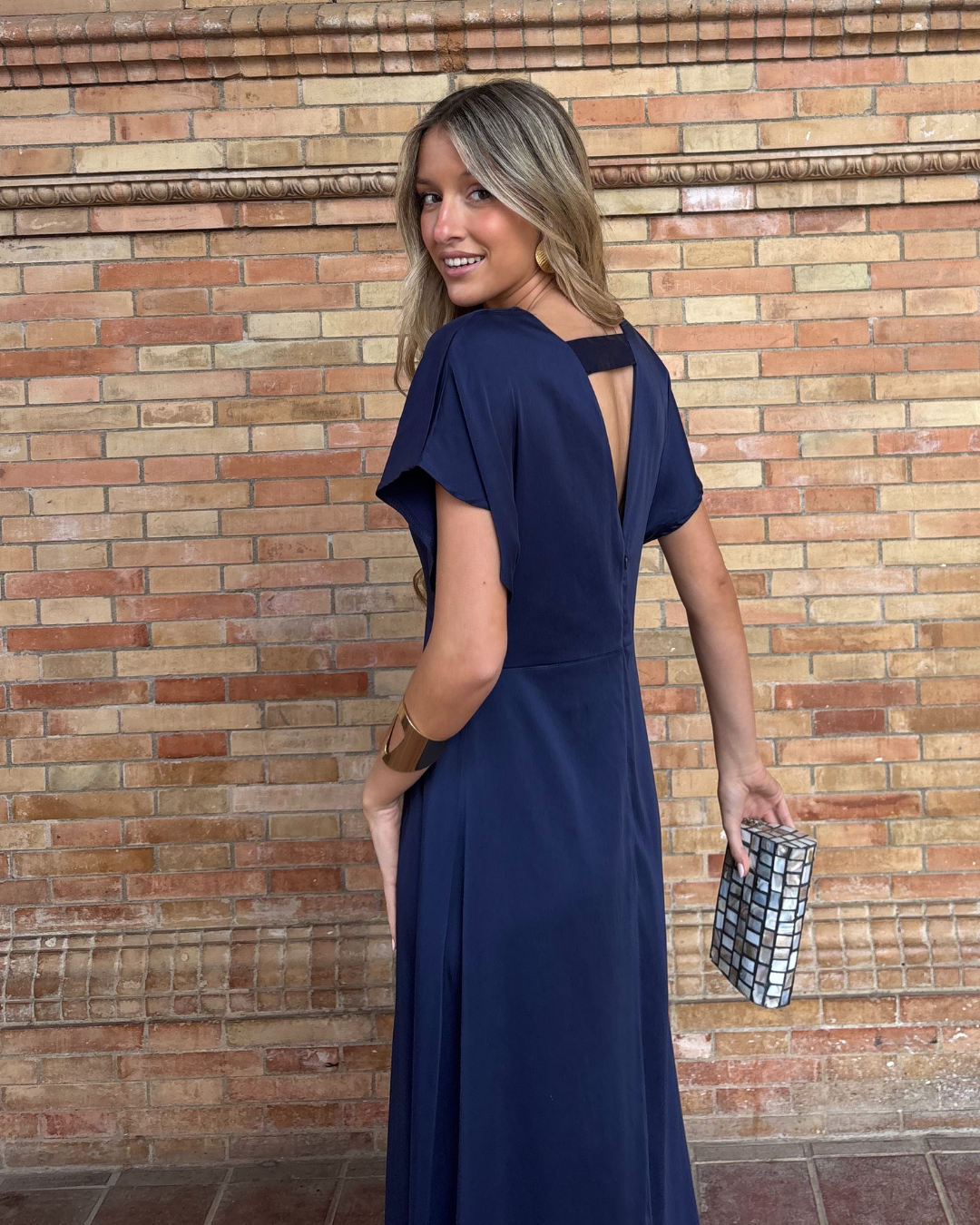 Abito midi fluido con scollo a V