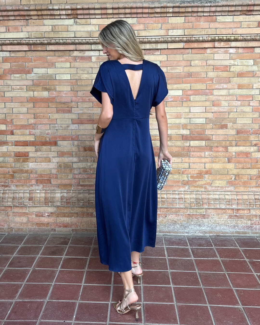Abito midi fluido con scollo a V
