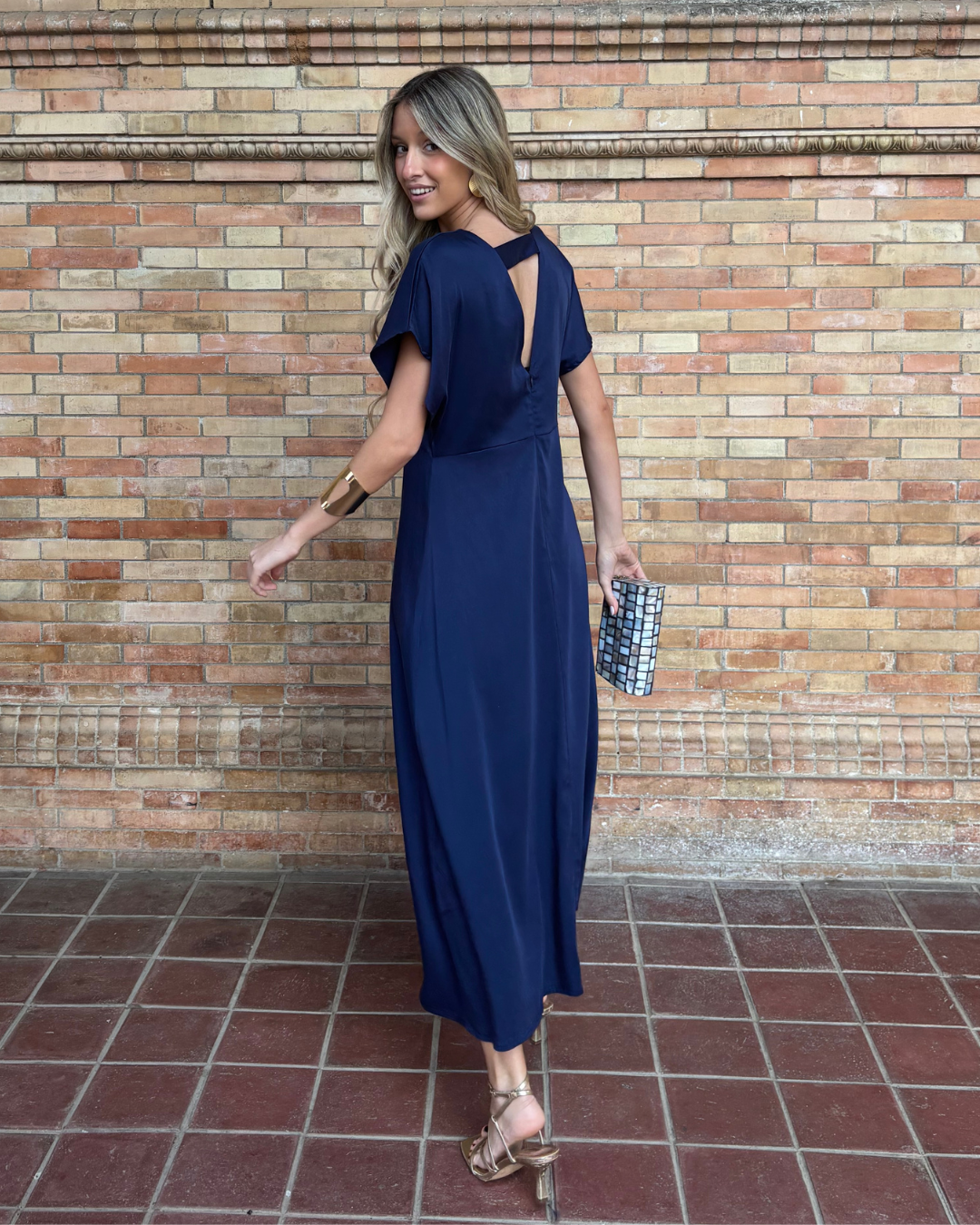 Abito midi fluido con scollo a V