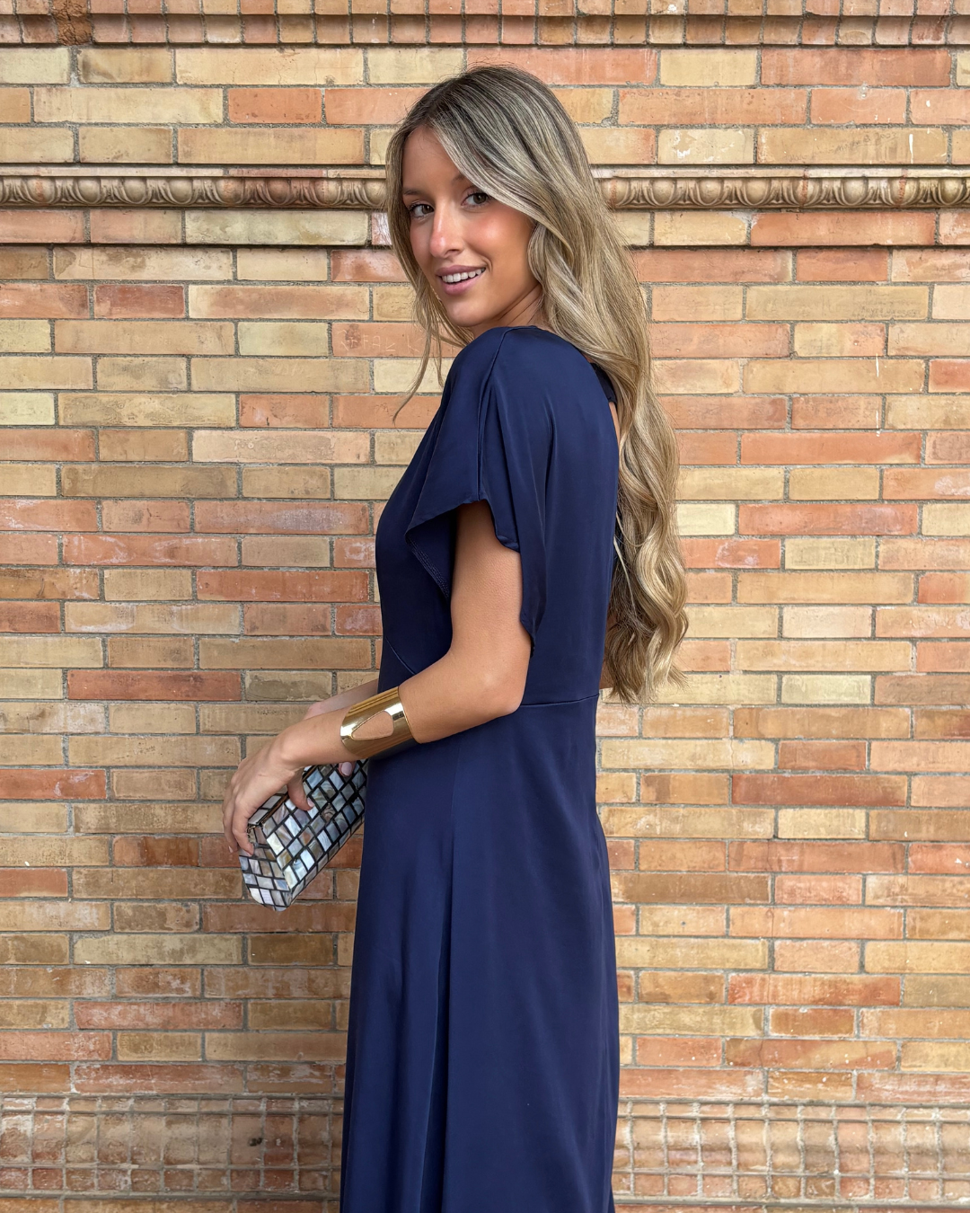 Abito midi fluido con scollo a V