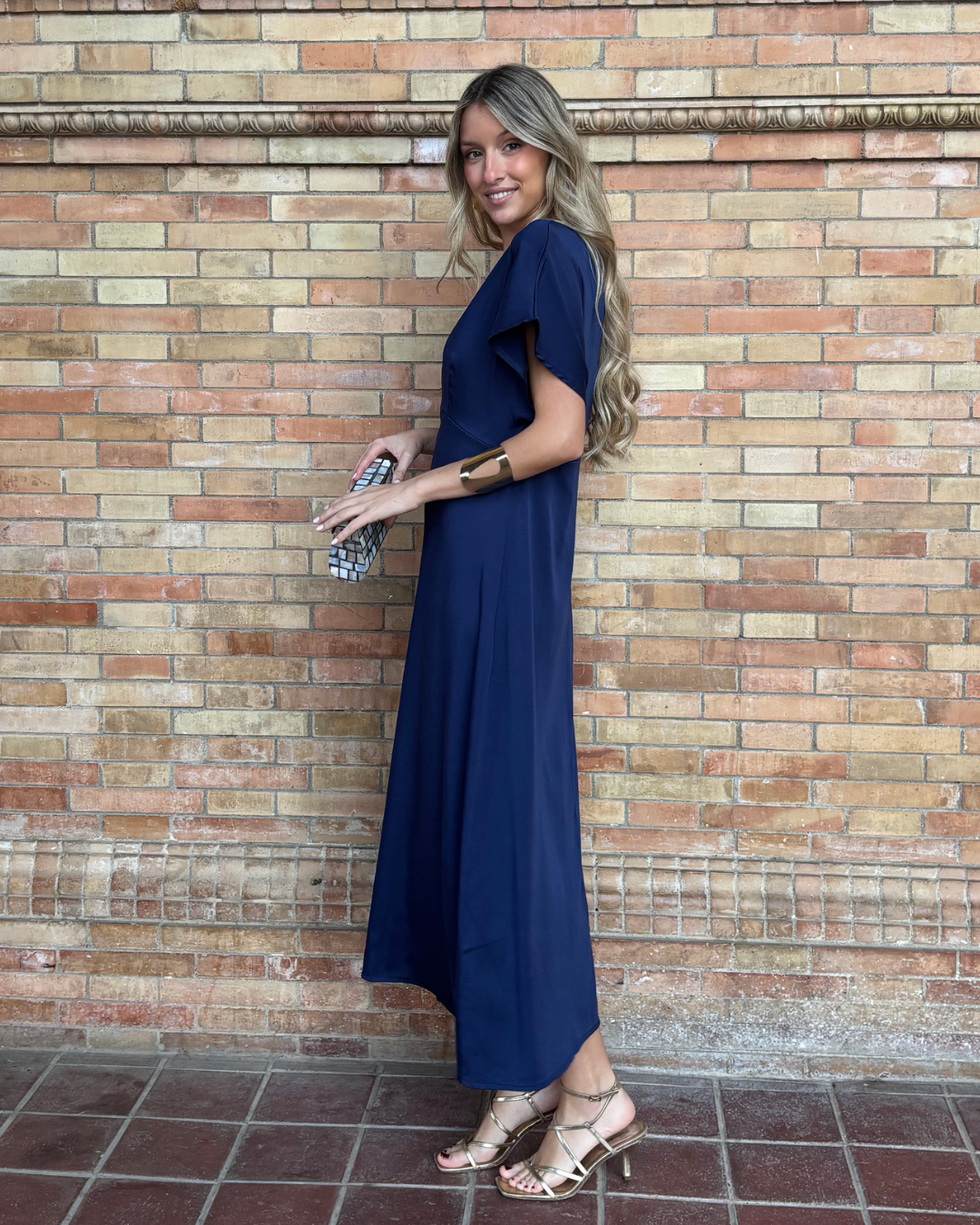 Abito midi fluido con scollo a V