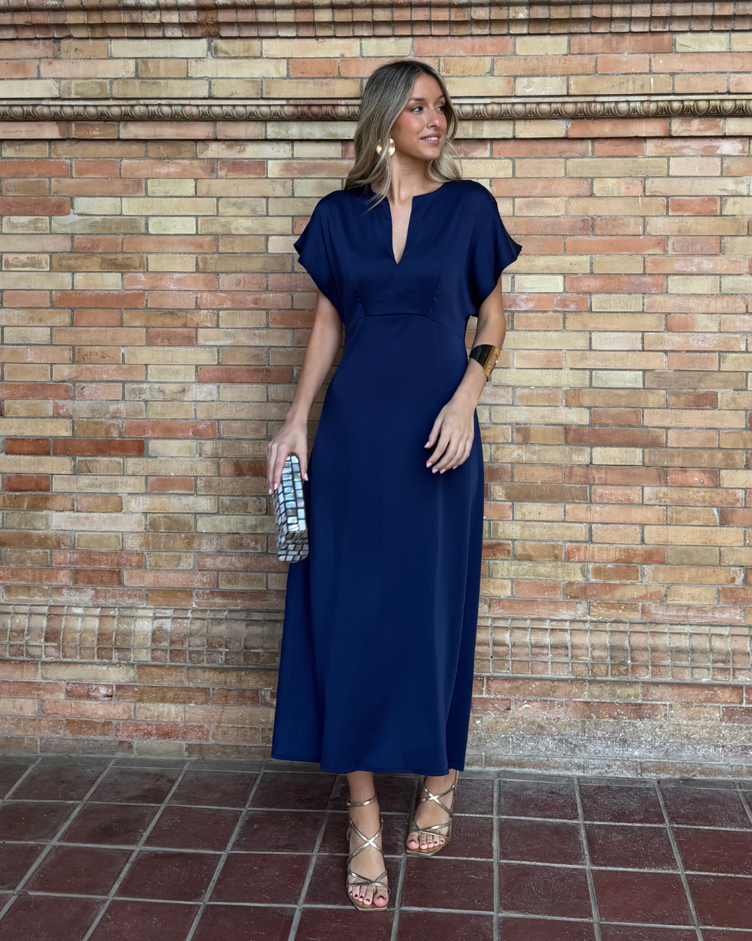 Abito midi fluido con scollo a V