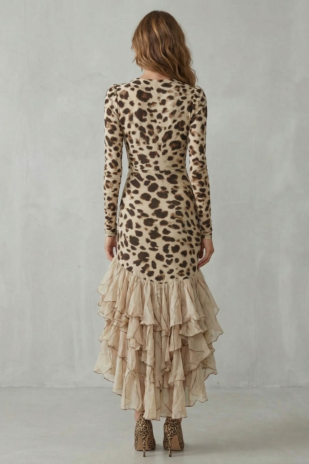Lioraé – Abito midi con stampa leopardata e bordo arricciato