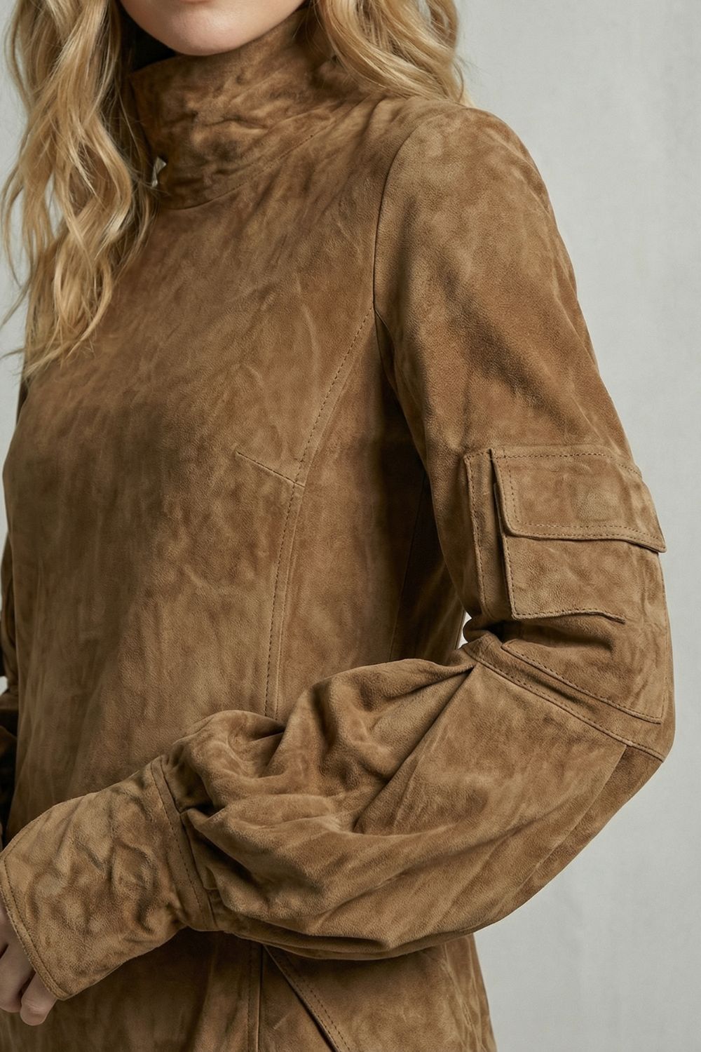 Marcella – Silhouette con Collo Alto – Mini Abito con Effetto Suede