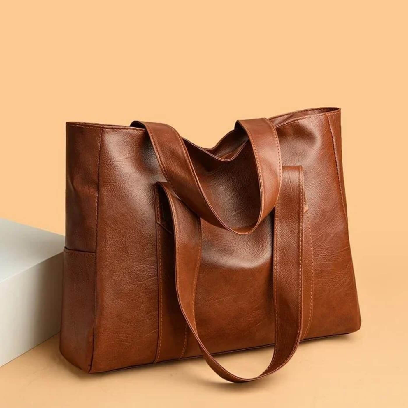 Il look minimal di Livia | Borsa tote