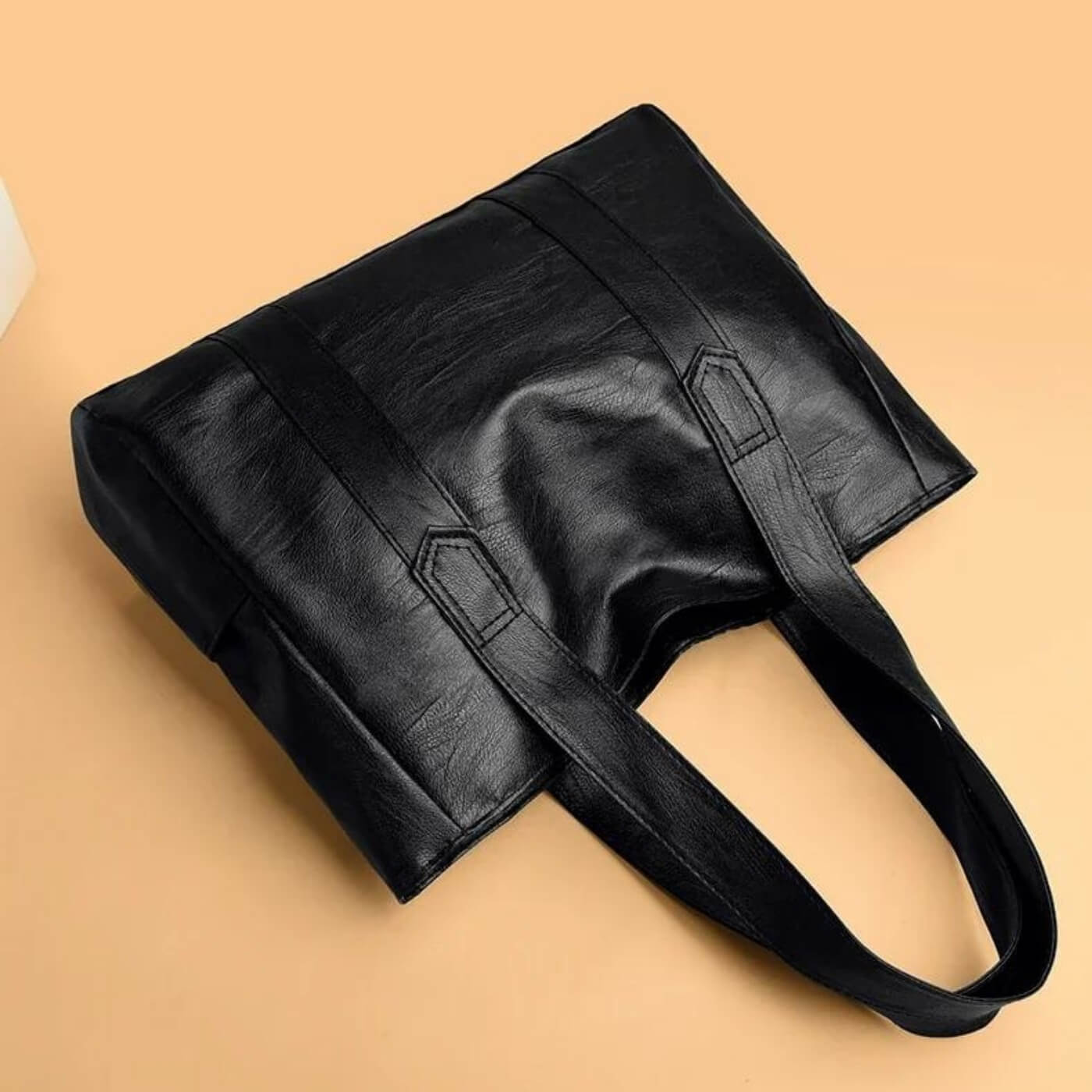 Il look minimal di Livia | Borsa tote