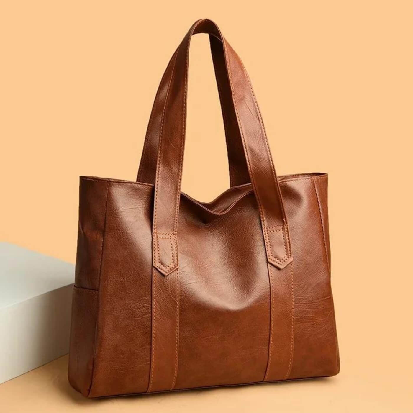 Il look minimal di Livia | Borsa tote