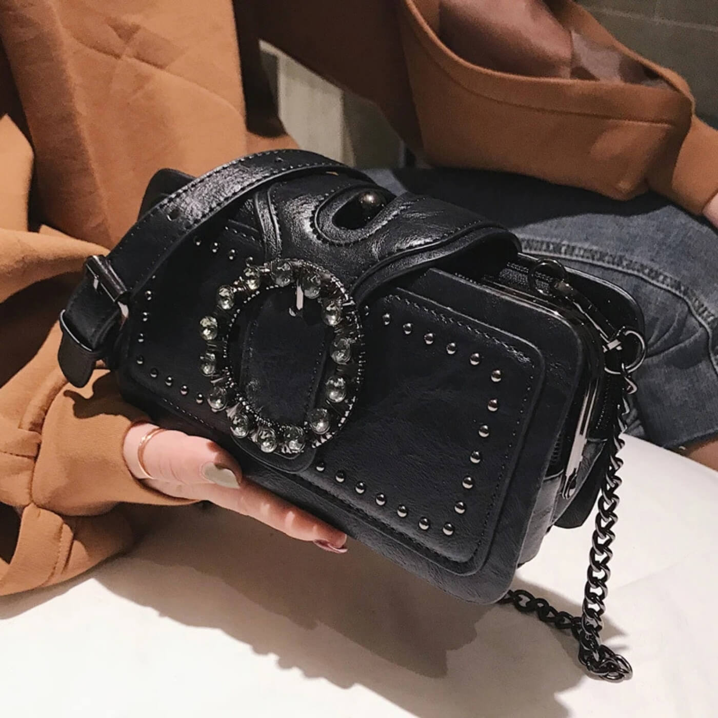 Fibbia con borchie di Margherita | Pochette