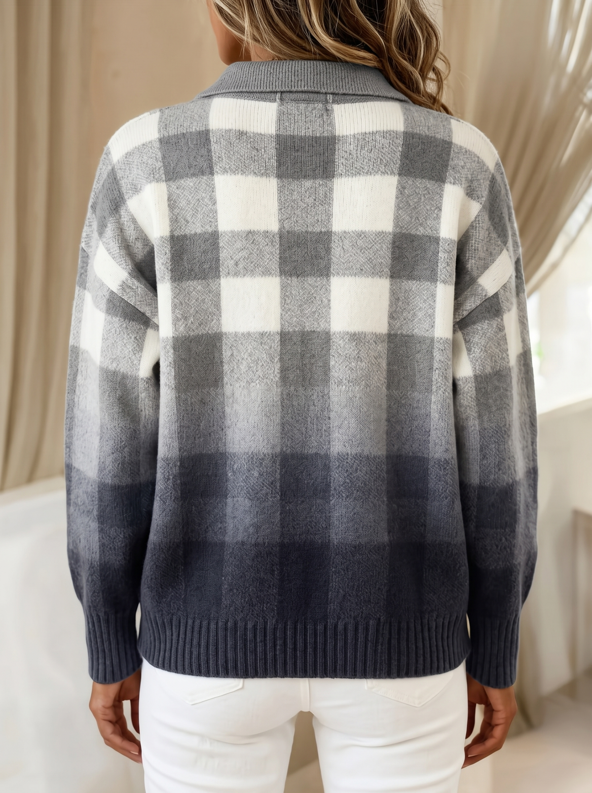 Cardigan a quadri grigio indossato