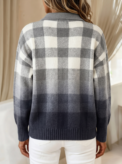 Cardigan a quadri grigio indossato