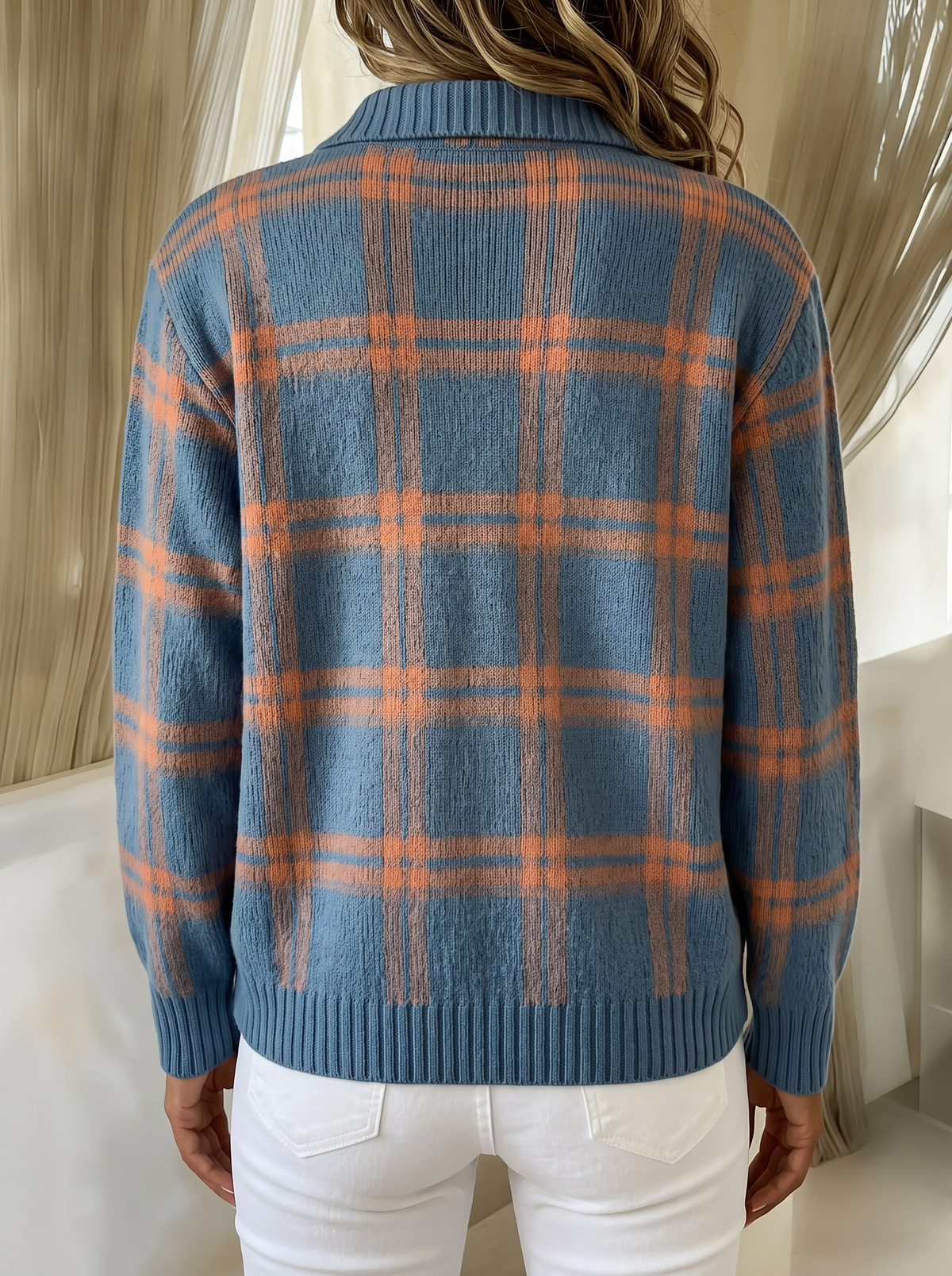 Cardigan a quadri blu indossato