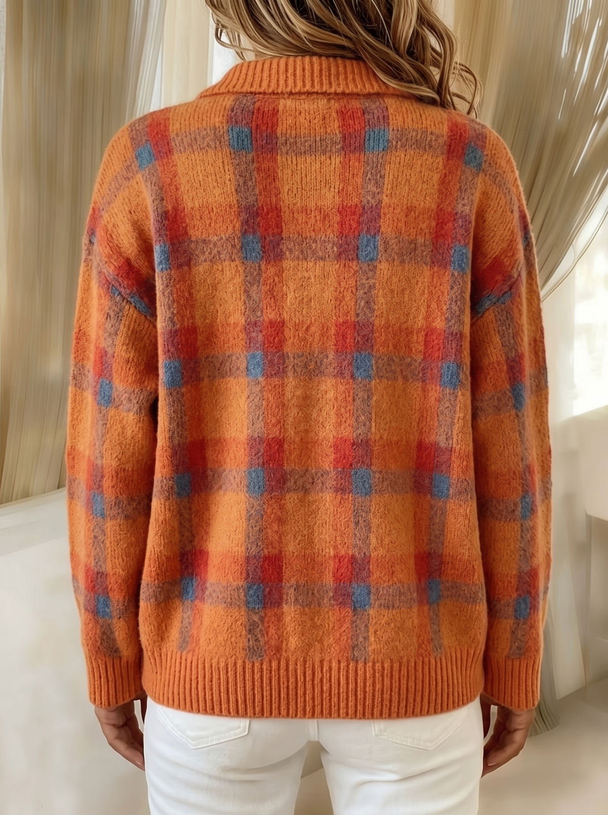 Cardigan a quadri arancione indossato