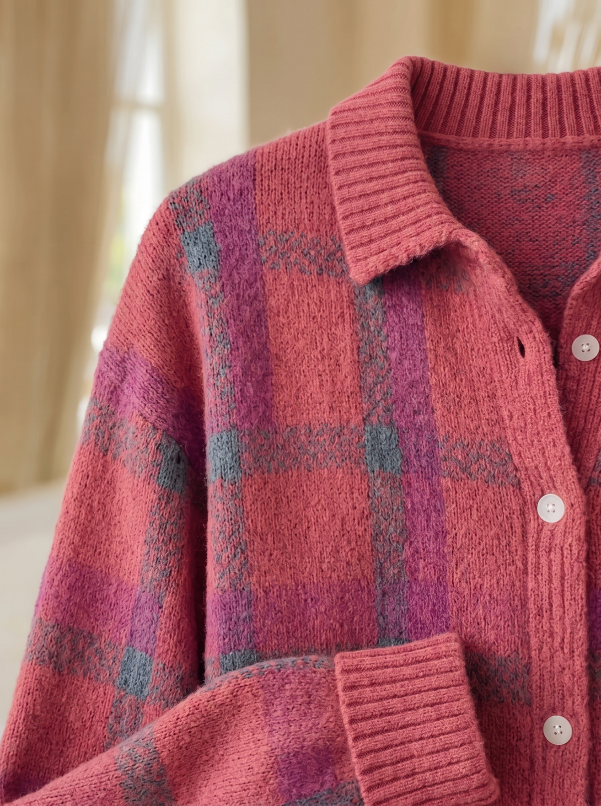 Cardigan a quadri rosa dettaglio