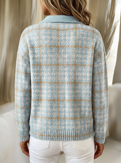Cardigan a quadri azzurro indossato