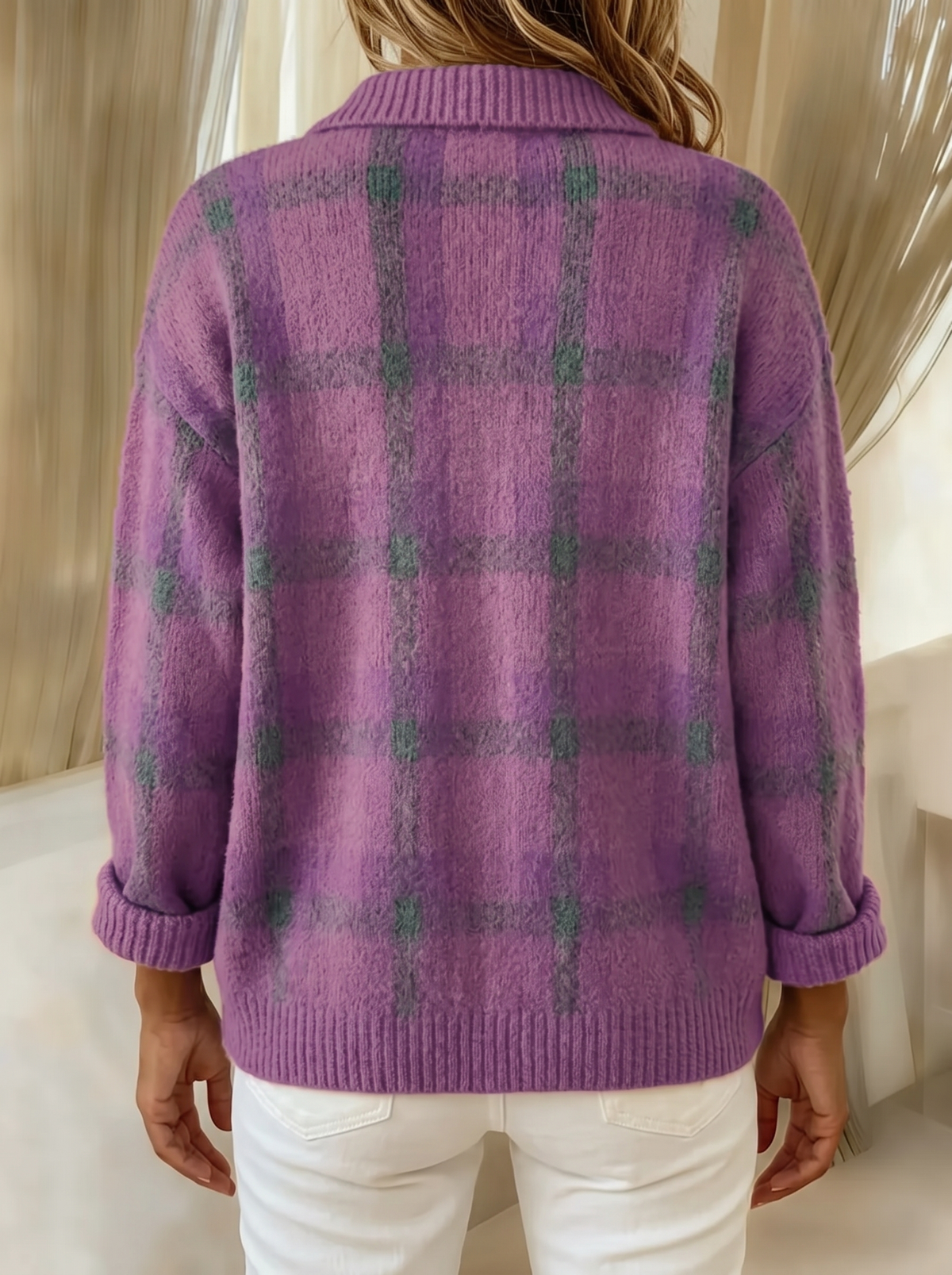 Cardigan a quadri viola indossato