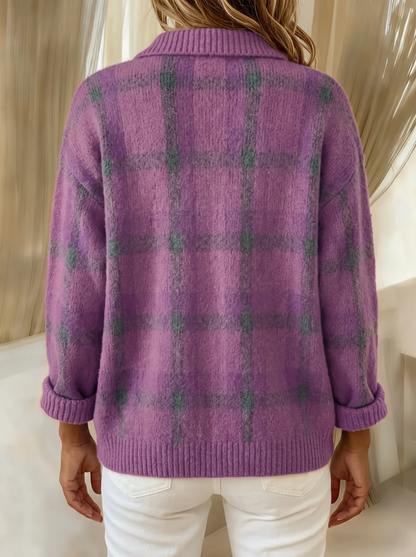 Cardigan a quadri viola indossato
