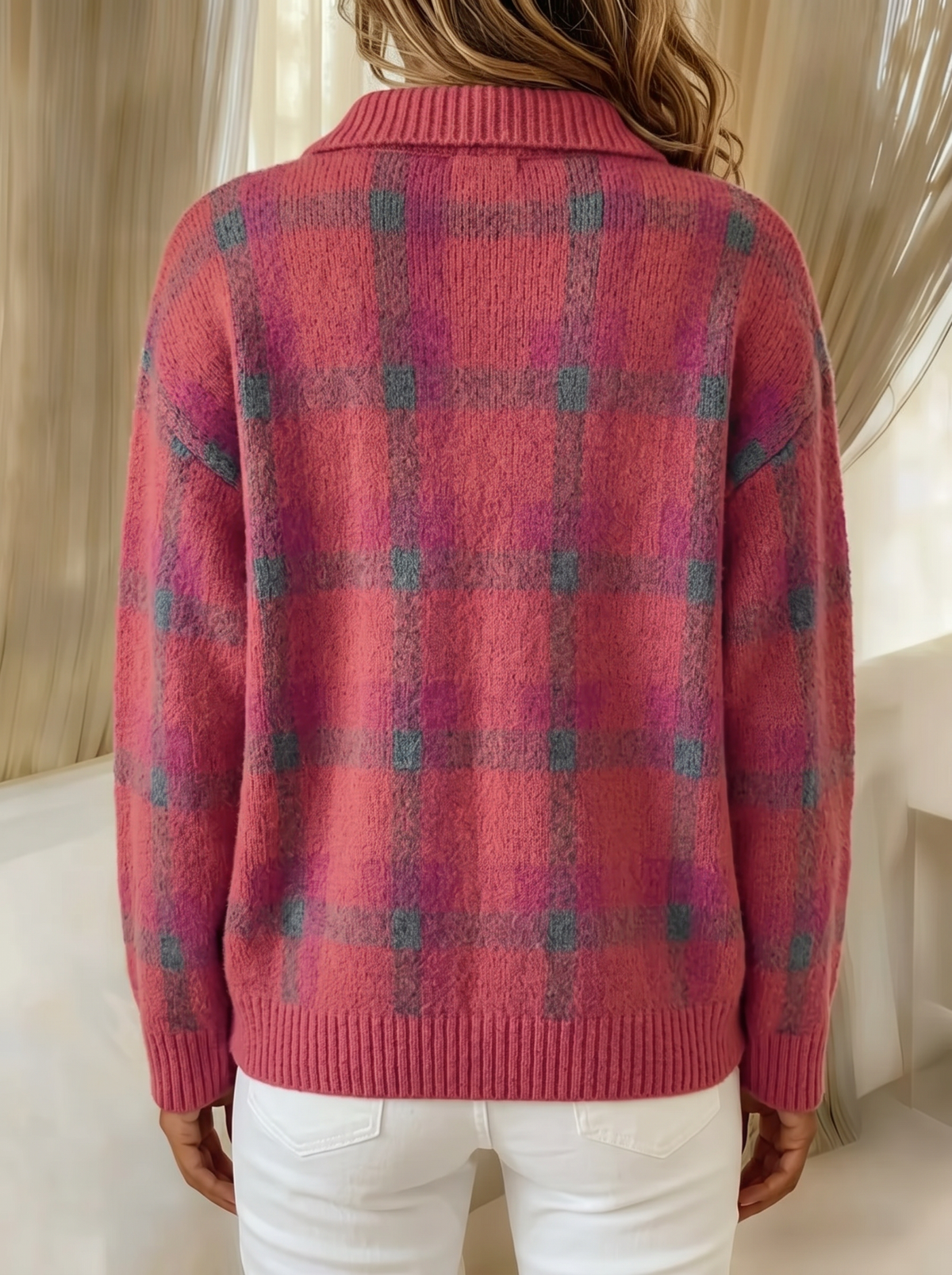 Cardigan a quadri rosa indossato
