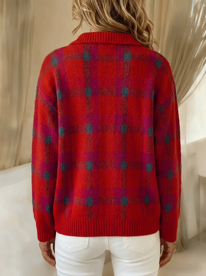 Cardigan a quadri rosso indossato