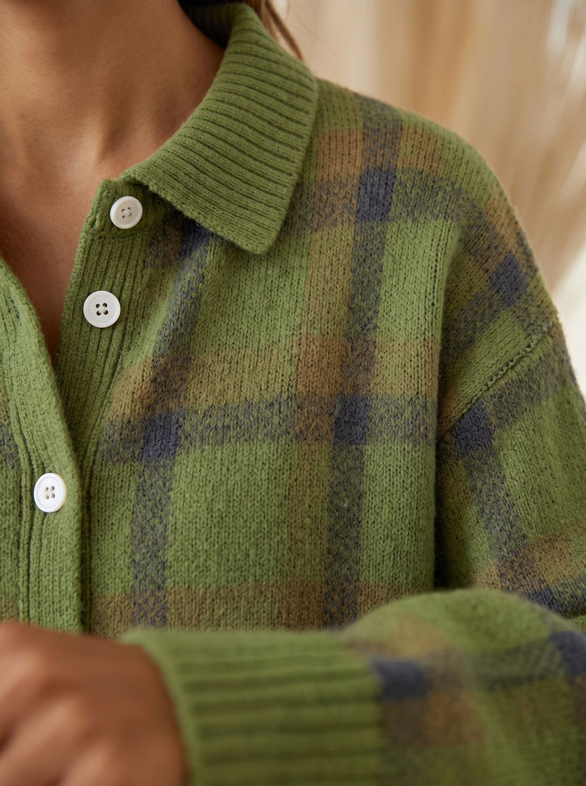 Cardigan a quadri verde oliva dettaglio