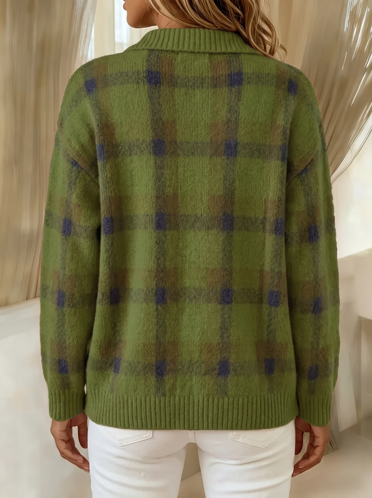 Cardigan a quadri verde oliva indossato