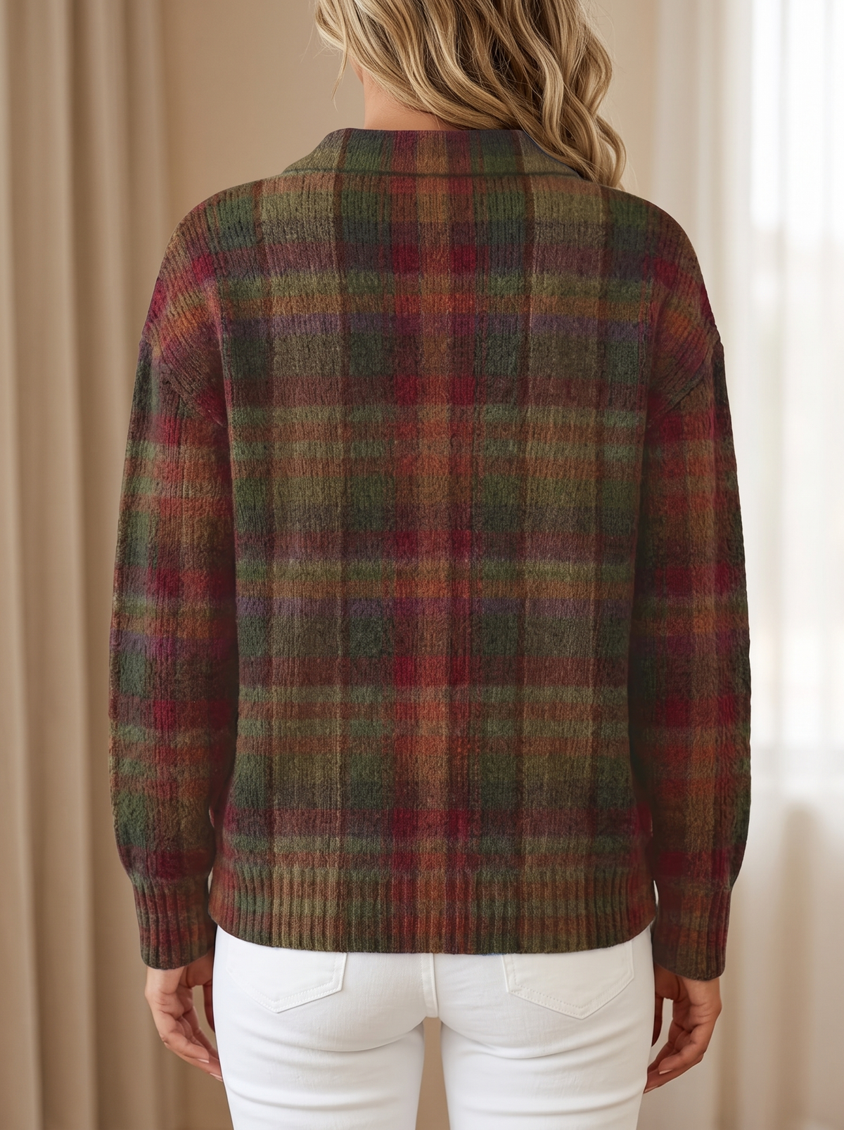 Cardigan a quadri bordeaux indossato
