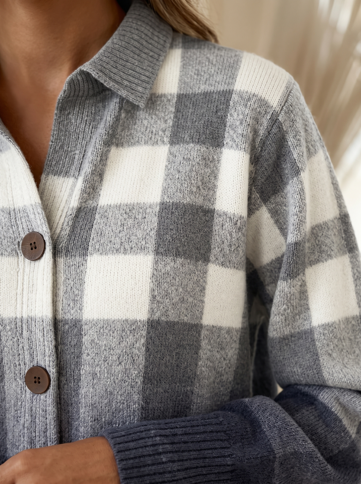Cardigan a quadri grigio dettaglio