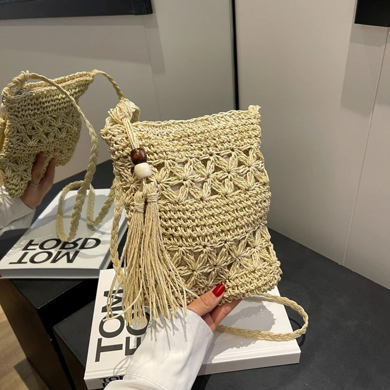 Borsa Alma in rafia intrecciata con tracolla incrociata, l'accessorio ideale per l'estate