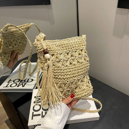 Borsa Alma in rafia intrecciata con tracolla incrociata, l'accessorio ideale per l'estate